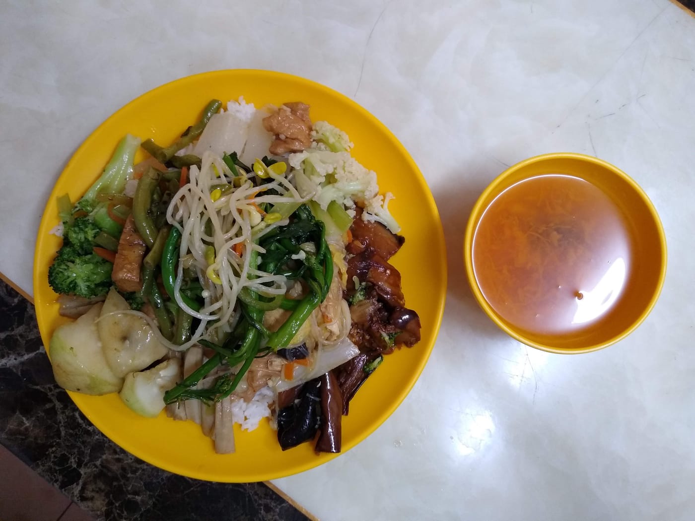 素食餐厅的一餐:青菜汤粉