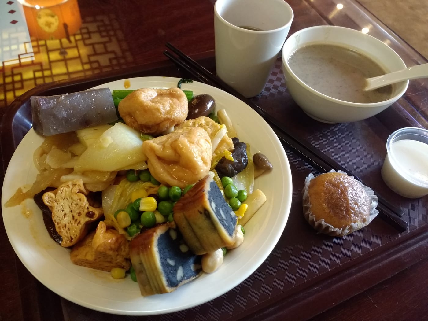 中式素食斋饭:豆腐、香菇与时蔬