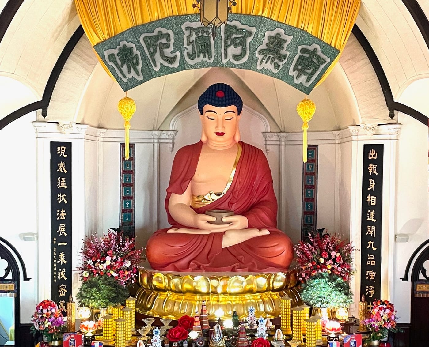 旧金山华藏寺阿弥陀佛圣像龛