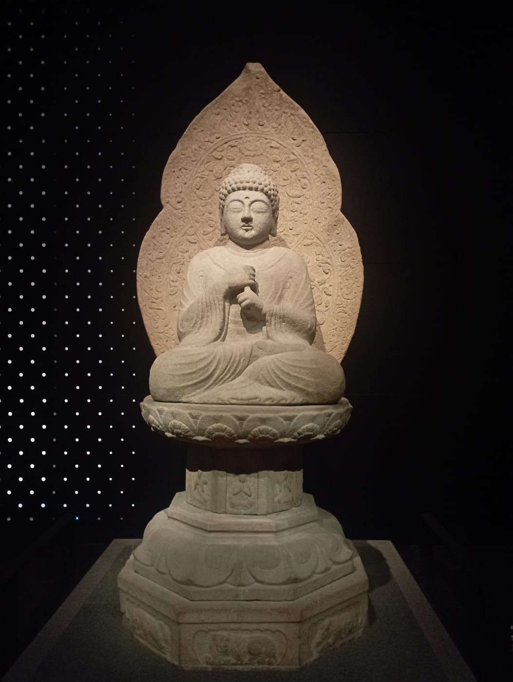卢舍那佛石雕像