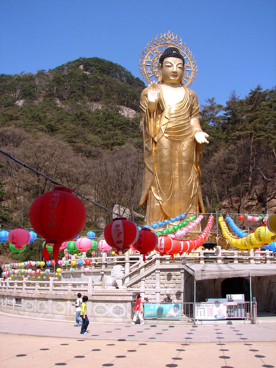 韩国法住寺金铜弥勒立像