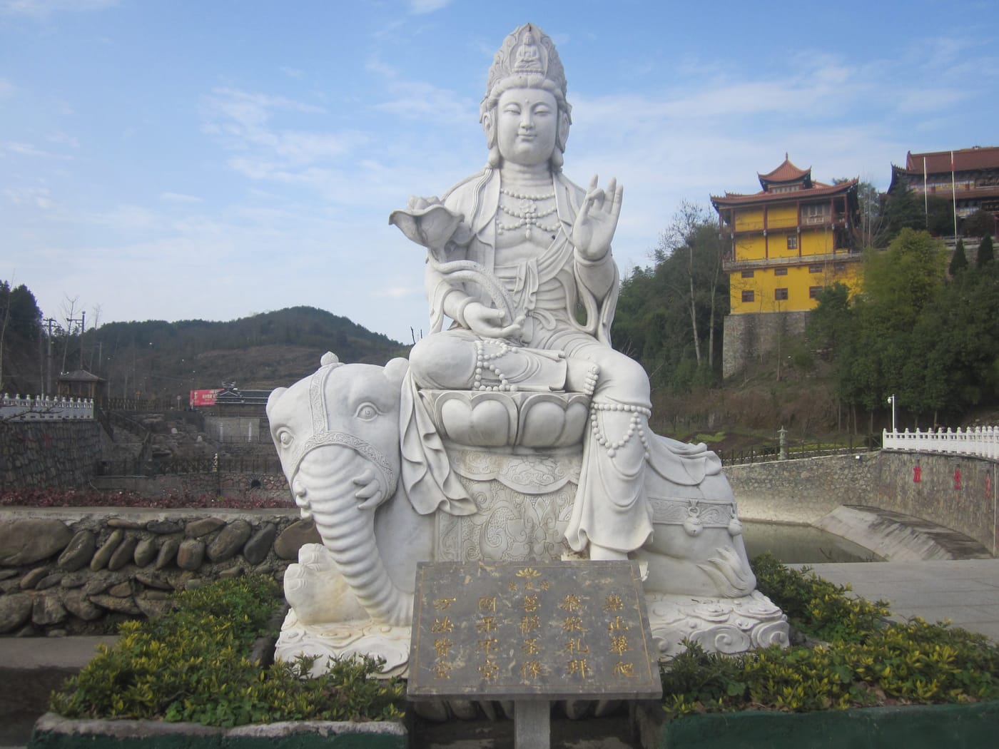 寺院石雕普贤菩萨像